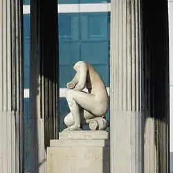 A estátua do templo.