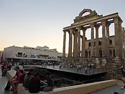 Ruínas frente à fachada.