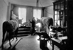 No seu atelier privado.