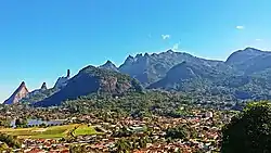 Vista parcial do bairro Carlos Guinle, com destaque para a Granja Comary e o lago a esquerda e as montanhas da Serra dos Órgãos ao fundo.