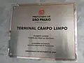 Placa de inauguração original do terminal localizada ao lado do posto de atendimento.