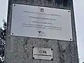 Placa de inauguração original do terminal localizada na saída de ônibus para a Estrada de Itapecerica. Abaixo desta mostra-se o logotipo da Construbase, construtora do equipamento