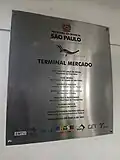 Placa de inauguração original do Terminal Mercado localizada no mezanino da estação.