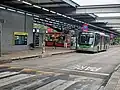 Ônibus estacionado na plataforma 2 do terminal