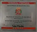 Placa de inauguração original do terminal localizada atrás do posto de atendimento.