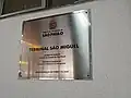 Placa de inauguração original do terminal localizada em frente ao posto de atendimento