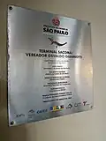 Placa de inauguração original do terminal localizada na entrada do equipamento a partir da passarela de integração com a Estação Sacomã do metrô