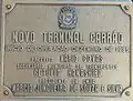 Placa de inauguração original do terminal localizada na plataforma A, próximo aos caixas eletrônicos.