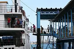 Embarque de passageiros pedestres no Terminal Hidroviário de São Joaquim, no fim de 2011.