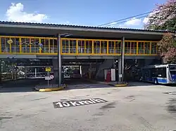 Vista da entrada para ônibus do terminal a partir da Avenida Gabriela Mistral.