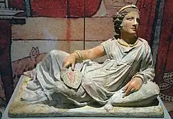 Cobertura de urna cinerária em terracota policromada, c. 150−120 a.C., etrusca