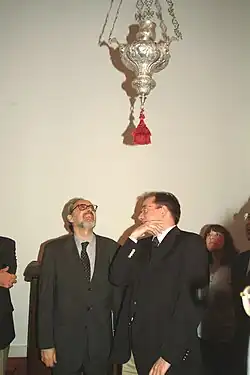 José António Falcão orientando uma visita do Ministro da Cultura, Pedro Roseta, ao Tesouro da Colegiada de Santiago, Santiago do Cacém (2006)