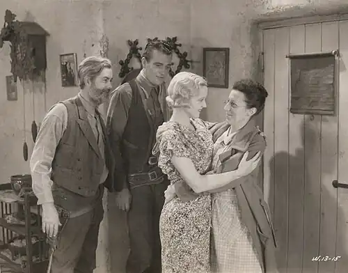Gabby Hayes, John Wayne, Lucile Browne e Fern Emmett em cena de Texas Terror