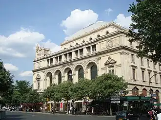 O Théâtre de la Ville, um dos dois teatros gêmeos projetados por Gabriel Davioud, que Haussmann mandou construir na Place du Châtelet, ponto de encontro de seus bulevares norte-sul e leste-oeste.