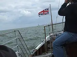 Jaque mercante britânico arvorado à proa do barco a vapor de rodas Kingswear Castle