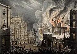 Vista da frente do Palácio de Westminster em chamas, vista da Abingdon Street. Multidões — vistas na parte inferior da imagem — são contidas por soldados, enquanto bombeiros aparecem combatendo o fogo