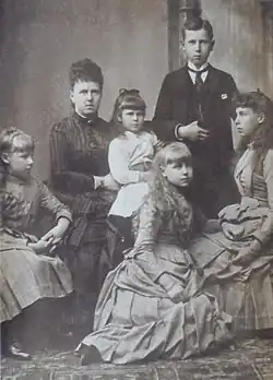 A duquesa de Edimburgo com seus filhos. Da esquerda para a direita: Alexandra, Maria Alexandrovna, Beatriz, Maria, Alfredo e Vitória Melita
