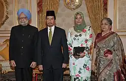 Autoridades indianas e malaias usam vestes tradicionais durante um evento formal