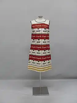 The Souper Dress, 1967, vestido de papel serigrafado baseado nas latas de sopa Campbell's de Warhol