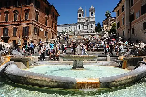 Vista da fonte com Trinità dei Monti no alto da Scalinata di Spagna ao fundo.