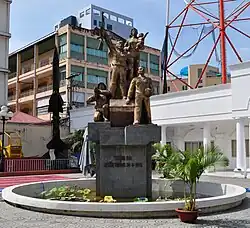 Estátua que comemora a "Vitória de 30-4-1975" no Museu da Campanha Ho Chi Minh