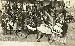 Dança de mulheres fons durante celebração em 1908.