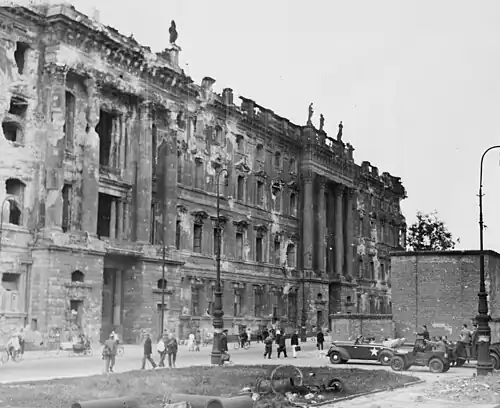 A Schlossplatz com o palácio queimado em 1945, após a Queda de Berlim