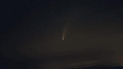 O cometa C/2020 F3 (NEOWISE) à meia-noite de 18 de julho de 2020. Uma time-lapse tirada do Parque Nacional de Shenandoah, Virgínia, EUA. A vista estava girando porque a lente estava em uma montagem de rastreamento.