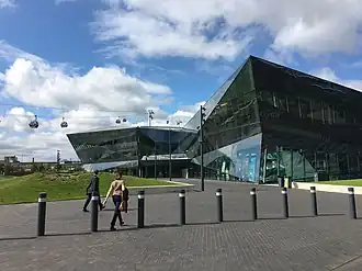 Uma vista aproximada do edifício.