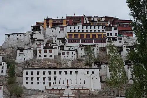 Vista frontal de parte do mosteiro