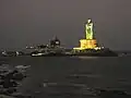 A estátua de Thiruvalluvar à noite