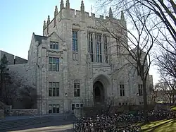 Entrada do prédio Thorvaldson, abriga os departamentos de Ciências da Computação, Química, Estudos de Pós-Graduação e Pós-Doutorado, entre outros.