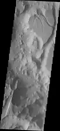 Cratera Timbuktu, localizada na borda de Capri Chasma. Imagem capturada pela THEMIS.