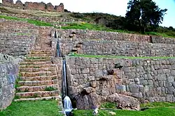 Canais de escoamento nas laterais dos terraços.