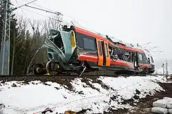 Esta é uma imagem do metrô ao lado esquerdo de um outro ângulo.