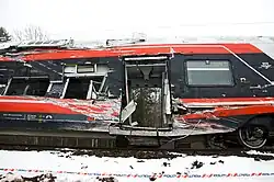 Este é um metrô que ficou totalmente destruído após um descarrilamento.