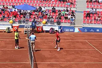 Darian King e Tomás Barrios Vera antes da partida inaugural entre ambos