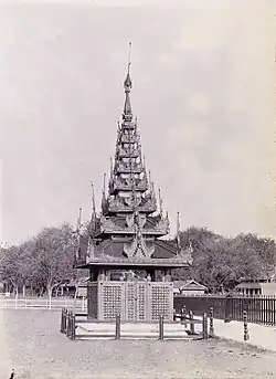 A imagem de 1906 exibe um túmulo real em Mandalay, Birmânia, da coleção do Serviço Arqueológico da Índia. Sob Taw Sein Ko, destaca-se pela torre pyatthat, revelando a riqueza artística birmanesa