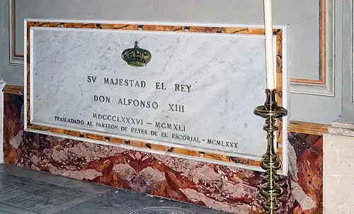 Cenotáfio do deposto rei Afonso XIII da Espanha, cujo corpo foi levado para o Escorial em 1980.