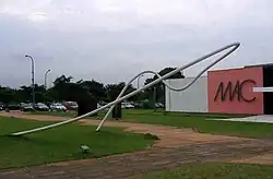 Obra de Tomie Ohtake, em frente ao [MAC-USP].