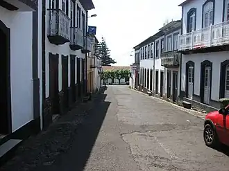 A rua principal da vila do Topo. Ao fundo, a Matriz