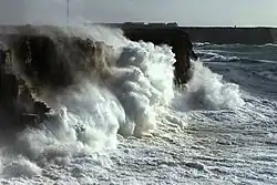 Dia de tormenta marítima no promontório de Sagres.