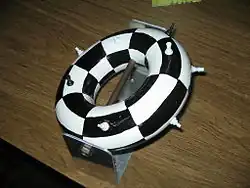 Xadrez Toroidal (tabuleiro no formato de toroide, por Emanuela Ughi, Universidade de Perúgia).