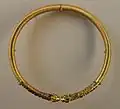 Torque da Pérsia Aquemênida, c. 350 a.C., Susa, com aro com nervuras, terminações de cabeça de animal e incrustações de pedra, da Tumba da Acrópole