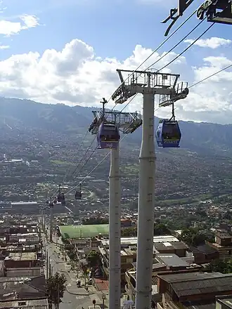 Torres que sustentam os cabos.