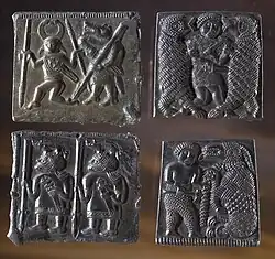 Fotografia em preto e branco das quatro placas de Torslunda. Sentido anti-horário a partir da direita inferior, A, B, C e D (ver texto).