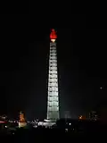 Torre da Ideologia Juche à noite.