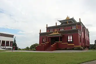 Na imagem temos o maior centro budista da América e no fundo uma parte da cidade.