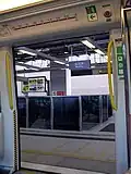 Trem da Linha Ma On Shan parando na estação Wu Kai Sha