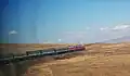 Um trem da Trans-Mongoliana passando pelo deserto de Gobi